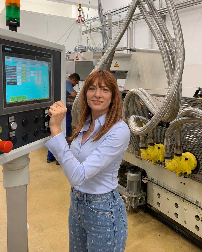 Magdalena Laabs au pupitre de commande d'une ligne d'extrusion